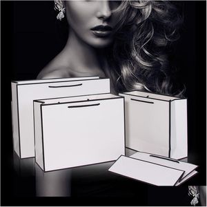 Presentförpackning ny kreativ design svart kant vit kraft papperspåse med handtag fest favorit väskor anpassade logotyp lx0767 droppe dyx dhyx1