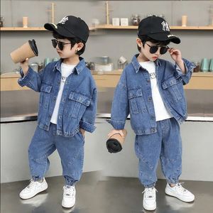 Set di abbigliamento Moda Ragazzi Denim Set di vestiti 2022 Nuova primavera Autunno Tasche Giacche di jeans Jeans 2 pezzi Abiti Abbigliamento da uomo per bambini 2-10 anni 231114