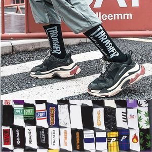 Спортивные носки мода смешные харадзюку мужчины Long бесплатно хип -хоп -стрит в стиле спортивного белья Unisex Winter High Top Dize 230413