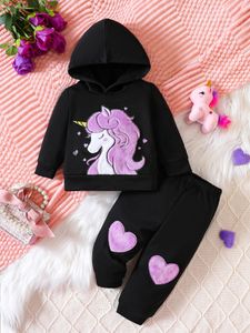 Set di abbigliamento Set da bambina autunno e inverno Set con cappuccio a maniche lunghe Arcobaleno Pantaloni a forma di cuore viola Moda calda 231113