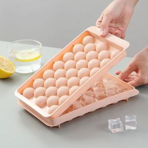 33 Grid Round Ice Mold Tools Plastiska isbitar Tray Cube Maker Food Grade Hushåll med lock Ices Box Mögel