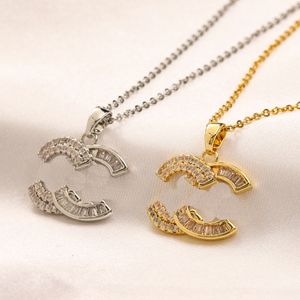 豪華な女性ペンダントネックレスデザイナーブランドChoker 2023ロマンチックガールズダイヤモンドネックレス18Kゴールドメッキウェディングパーティーネックレスファミリーギフトジュエリー卸売