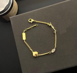 Nie verblassen High-End-Marken-Brief-Armbänder Berühmte Frauen Designer 18 Karat Vergoldung Stahl Siegel Geometrie Herz Armband Handkette Mädchen Hochzeit Schmuck Zubehör