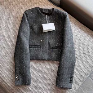 2023 Осенняя серая однотонная куртка с длинным рукавом, круглым вырезом и двойными карманами, классические куртки, пальто, короткая верхняя одежда Z3N121098