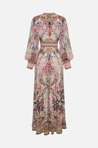 Casual klänningar 2023 Autumn/Winter Vintage Pink Flower Silk Print Gold Button Deep V-Neck Lantern Sleeve Long Dress Woman Maxi kjol