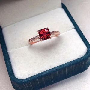 Küme halkaları günlük aşınma için basit değerli taş gümüş yüzük 6mm 0.6ct vvs sınıfı doğal garnet moda 925 mücevher