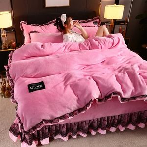 Conjuntos de cama estilo princesa renda cristal veludo três/quatro peças conjunto engrossado coral veludo capa de edredão saia de cama de flanela de leite 231114