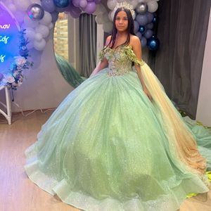 Scintillante menta verde fuori dalla spalla abiti Quinceanera per perle in pizzo con abito da palla di Cape Princess Vestidos de Quinceanera