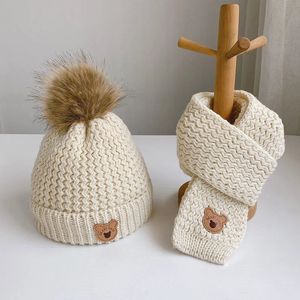 Kaps hattar Autumn and Winter Children's Hat Scarf Two-Piece Set Winter Warm Fleece Boy and Girl Children Bear Woolen Hat Neckerchief 231114