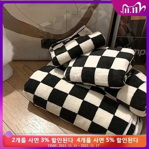 البطانيات Ins Checkerboard بطانية كلاسيكية بلود الأريكة بطانية الربيع والصيف تكييف الهواء بطانية NAP شال وسادة وسادة 231113