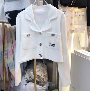 Дизайнерские женские куртки Высококачественные вязаные свитера белого цвета с металлической пряжкой с принтом, вязаный кардиган с длинными рукавами, короткие куртки, верхняя одежда