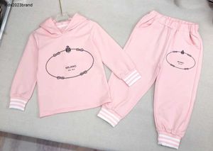 Neuer Baby-Trainingsanzug, Herbst, Fadenbündchen-Design, Kinder-Designerkleidung, Größe 100–150, Brust-Logo-Druck, Kapuzenpullover und Hose, 10. November