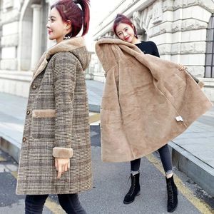 Womens Fur Faux Wool Coat Women Winter Jacket Plaid Sheep Shear Leather Mid Long Coats Plus Velvet Thick Hooded Warm Lady 231113