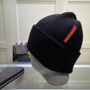 Vinterhatt lyxdesigner beanie män stickad skalle cap klassisk bokstav fast färg ull motorhuv för kvinnors män mössa enkla svart vit grå hg