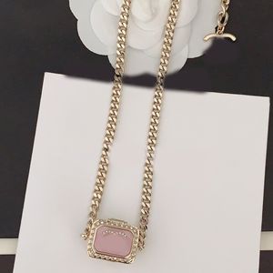 Luxuoso e charmoso joias femininas colar de ouro estendido com letras de diamante bolsa de resina rosa pingente elegante e lindo designer versátil colar feminino