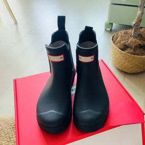 2024 New Hunters Booties Rain Boots 겨울 디자이너 스노우 부츠 마틴 부츠 최고의 품질 남성 여성 따뜻한 검은 야외 발목 등반 고무 라이딩 부츠 하이킹 신발
