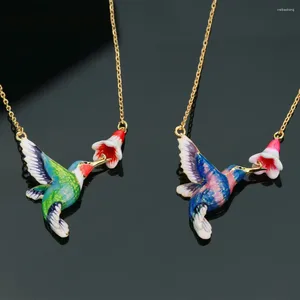 Collane con ciondolo Elegante collana romantica con fiori di colibrì per donne Accessori per gioielli con collo in pianta di uccelli in rame smaltato