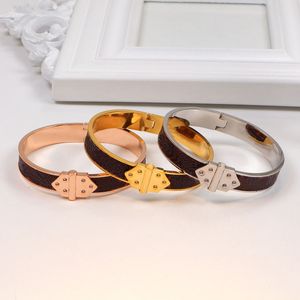 Fashion Classic 18k Gold Armband Mens smycken Designer Armband Flat Brown Charm Armband Läderarmband Metalllås för män och kvinnor Lovers Jewelry Gift