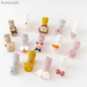 Skarpetki dla dzieci nowe cienkie kreskówkowe kreskówki Baby 3d Doll Cotton guma przeciwpoślizgowa podłoga dla nowonarodzonego niemowlęcia Toddlerl231114