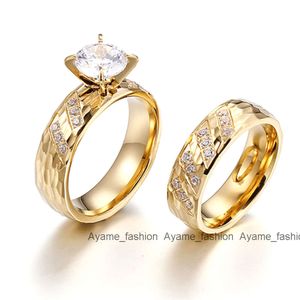 Anpassad 14k Golden Plated Wedding Engagement Statement Promise Ring Rostfritt stål Guldringar Diamond Smycken Kvinnor