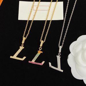 Klassisk smyckesdesigner hänge halsband för kvinnor lyxiga silverguldhalsband diamanter bokstäver l designers kedja kvinnliga gåvor 2304143pe
