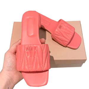 Kvinnor Låga klackar tofflor glider på sandaler slingbacks Slides designer quiltad textur utomhus strandskor damer flip flops lyxy 23SS somrar vita svarta mulor