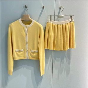 2023 أوائل الخريف الجديد Mi-u Round Neck Contative Women’s Sweet Sweater Small Spragrance Coard Cardigan Wool Top+نصف تنورة