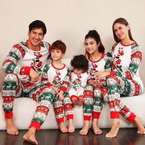 Bijpassende outfits voor familie Kerstpyjama's Familieset Modecadeau Hertenprint TopPantpak Family Look Mama Papa Kinderen Bijpassende outfits Kleding 231113