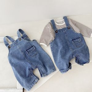 Overalls koreansk stil vår sommar fashionabla småbarn byxor casual loose fit baby rompers overaller denim knapp Suspender byxor 230414