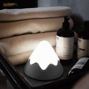 Nattlampor Snow Mountain Lamp 3D LED -uppladdningsbar USB -batteri nattljus mjuk silikon leksak för baby sovrum bordsskrivbordsdekoration för hem Q231114