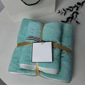 Designer unissex Toalha de praia Toalhas de veludo de coral de luxo de luxo verde Face lavável 2pcs Padrão de letra de pano de toalha Conjuntos de toalhas para banheiro JF009 C23