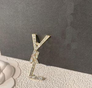 Spille con lettera di marca di lusso Designer semplice Uomo Donna intarsiato con strass di cristallo Placcatura in oro 18 carati Spilla Abbigliamento Abito Pin Moda Accessori per gioielli da sposa