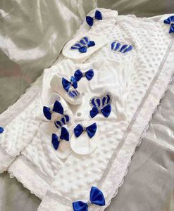 セット5pcs生まれの衣類の男の子の服セットキッズレアルコットン幼児ケア製品ボディスーツシャツパンツミトンを受け取る毛布230308