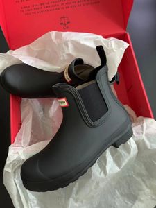 Tasarımcı Hunter Boots Ayakkabı Flats Sandals Kadın Günlük Ayakkabı Kadın Hunter Kauçuk Yağmur Botları Deri Deri Formal Sabah Moda Loafers Katırları Kırmızı Logo Tasarım Boyut