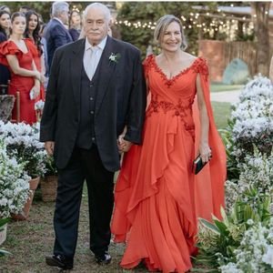 Mor till brudklänningarna med Cape A-Line V-Neck Chiffon Wedding Gästklänning Spetsar Applices Tiere Long Formal Evening Dress