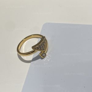 Designer lyx kvinnor guld ring diamant mode p ring klassiska smycken 18k plätering guld och silver bröllop grossist justerbar ring mycket fashionabla festgåva