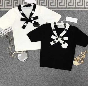 Designer T-shirts Bow Tie Dekorativ halsringning Kort hylsa Pullover-tee-skarvning mot garnfärgad bälteslogotyp Embrodery V-Neck Temperament Sticked Topps 1970