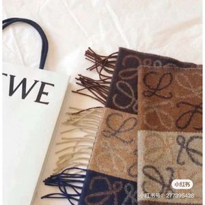 2023 Cashmere Camel اثنين من ألوان المدفوع بلوح من الصوف الصوف Jacquard للرجال والنساء Loe Milk الشاي وشاح Women’s