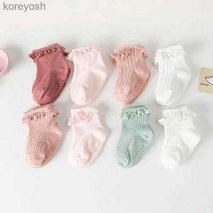 Barnstrumpor 3 par/Lot baby spädbarn nyfödd bomullsfast färg spetsar ruffle baby golv baby flickor kläder accessoriesl231114