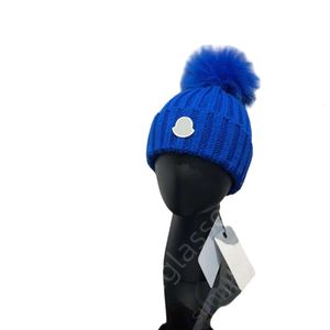 Monclair Chapéu Gorro de luxo de alta qualidade Chapéu de inverno feminino Fox Bola de cabelo bordado de malha de lã Chapéu frio macio casual estilo quente proteção de ouvido versátil