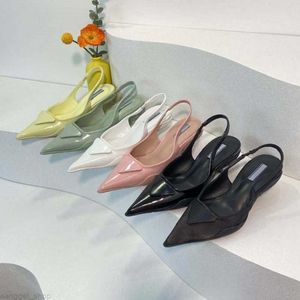 2022 sapatos de vestido de alta qualidade chinelos femininos salto de borracha de borracha praia slide moda moda tapas de interior sandália