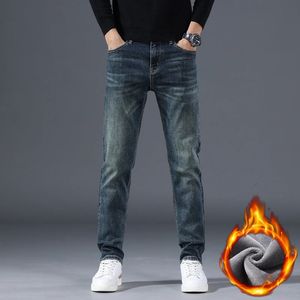 Jeans da uomo in pile invernale slim dritto retrò lavato in cotone elastico nero blu denim pantaloni moda coreana marchio di abbigliamento 231114