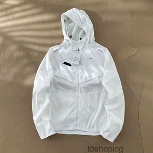 Designerjackor Windbreaker Windrunner Men Wind Breaker Waterproof Sports Trench Training Sunscreen Clothes Thin Green M-2XL62GA