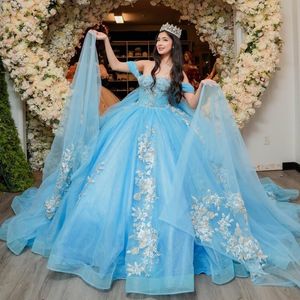 Himmelblå glänsande av axelbollklänningen quinceanera klänningar handgjorda blommor applikationer spetspärlor korsett prom vestido de 15 anos