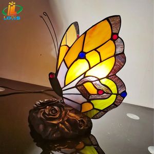 Nowatorskie przedmioty American Butterfly Night Light Tiffany w stylu dziecięcego sypialnia karmienia piersią Dekoracja Dekoracja szklana dekoracyjna 231115