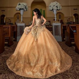 Champagne Sexig stropplös Quinceanera klänning Bollklänning Puffy Lace Applique Pärlor Sweet 16 Dress Vestidos de 15 Fiesta