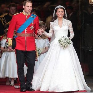 Elegantes Kate Middleton Hochzeitskleid mit langen Ärmeln, A-Linie, Prinzessin Brautkleider, V-Ausschnitt, Spitzenapplikationen, Kapellenschleppe, Satin, Brautkleider, Weiß, Elfenbein, Vestido