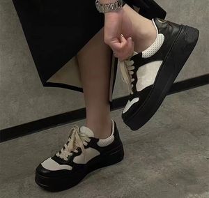 Mężczyźni Sneaker Women Treners Buty swobodne Włochy Luxury 2024 NOWOŚĆ klasycznych swobodnych butów męskie haftowane sneaker Platforma Białe kobiety