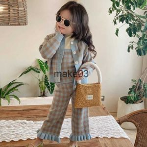 Set di abbigliamento 7143 Set di abbigliamento per bambini 2023 Autunno New Fresh Plaid Girl Set lavorato a maglia maglione cardigan + gilet + pantalone dolce abito a tre pezzi J231020