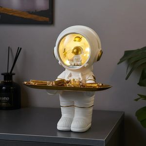 Oggetti decorativi Figurine Creativo Astronauta Statua Vassoio portaoggetti Nordic Home Decor Scrivania Figurina Tavolo da soggiorno Chiave 231115
